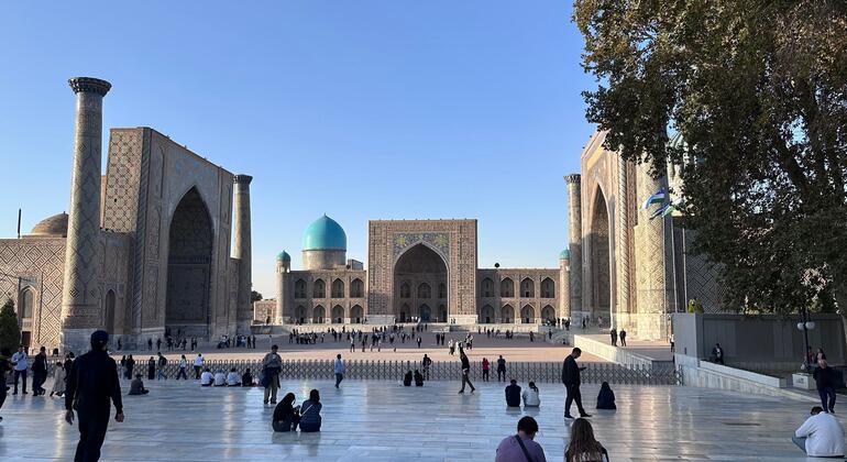 ساحة ريجستان بمدارسها التاريخية المزينة بالبلاط وقبتها الفيروزية تحت سماء صافية.
